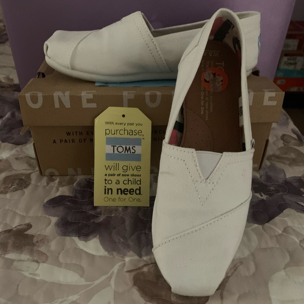 Toms classic canvas shoes